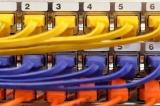 En Allemagne, le secteur de la fabrication de produits informatiques, électroniques et optiques ont fortement soutenu le volume des commandes (archives). KEYSTONE/EPA/FOCKE STRANGMANN